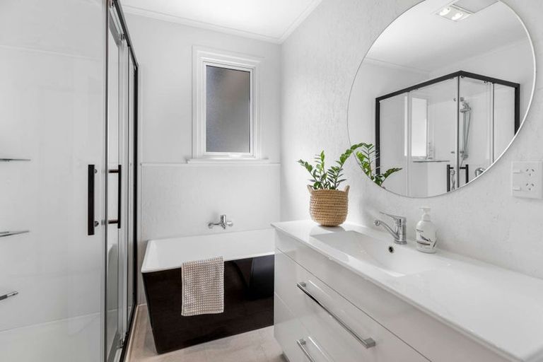 Photo of property in 37 Waterloo Crescent, Hokowhitu, Palmerston North, 4410