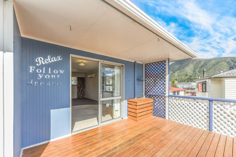 Photo of property in 3b Taranaki Street, Picton, 7220