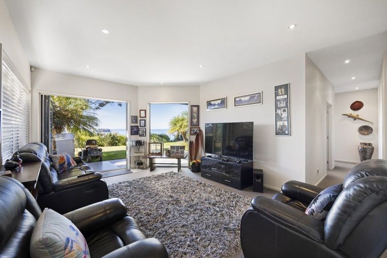 Photo of property in 93 Tiri Road, Tindalls Beach, Whangaparaoa, 0930