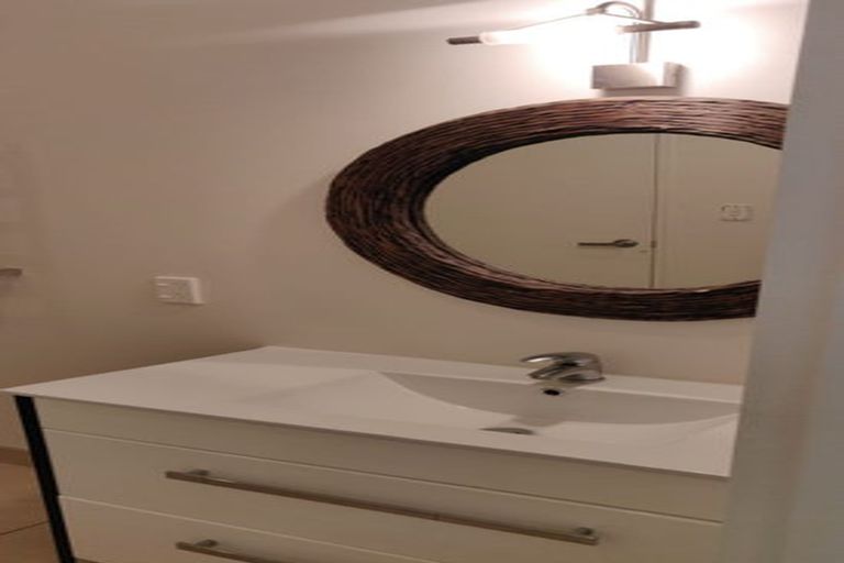 Photo of property in 5 Hazel Glen, Bayview, Auckland, 0629