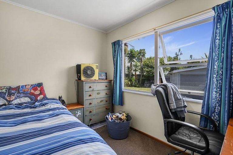 Photo of property in 68 Divich Avenue, Te Atatu South, Auckland, 0610