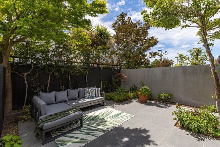 Photo of property in 93 Holly Road, St Albans, Christchurch, 8014