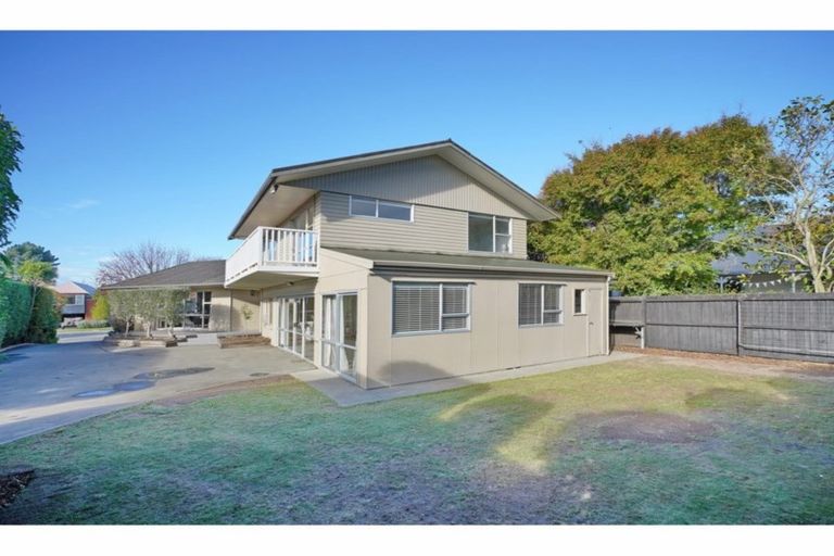 Photo of property in 6 Banff Place, Avonhead, Christchurch, 8042