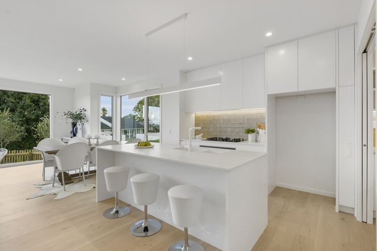 Photo of property in 1 Andrea Place, Sunnyhills, Auckland, 2010