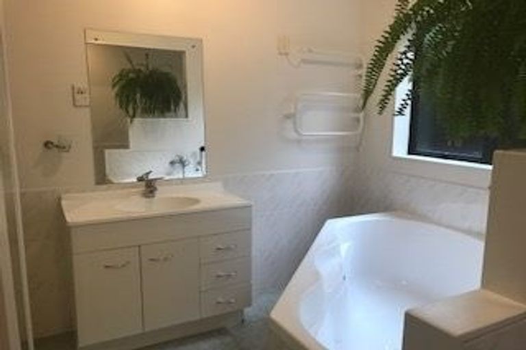 Photo of property in 4 Basra Drive, Henderson, Auckland, 0612