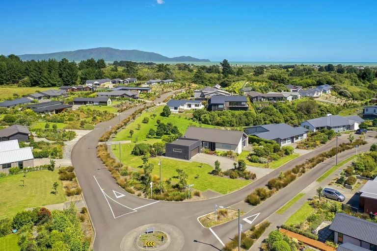 Photo of property in 2 Te Heke Place, Waikanae, 5036