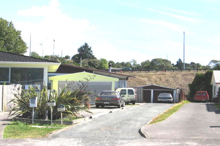 Photo of property in 1/19 Kapiti Place, Sunnynook, Auckland, 0620