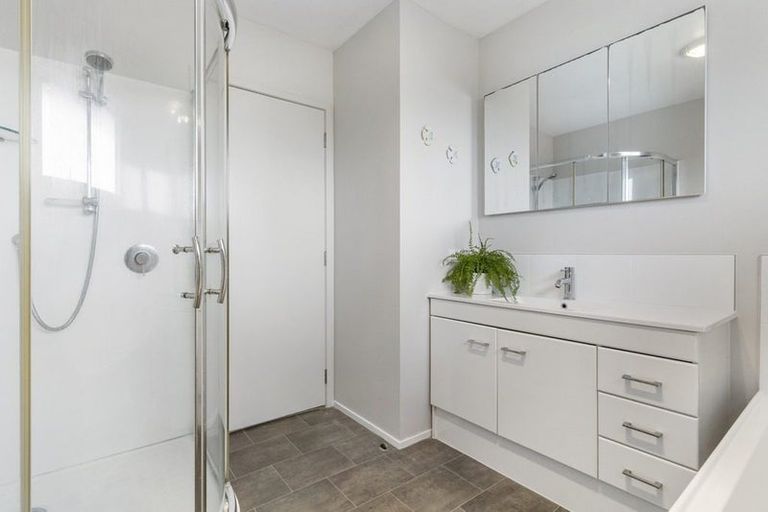 Photo of property in 1/98 Lincoln Park Avenue, Massey, Auckland, 0614