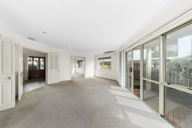 Photo of property in 9 Bennett Grove, Newlands, Wellington, 6037