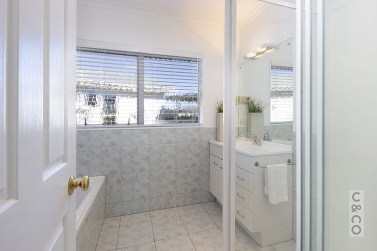 Photo of property in 2 Applemoors Way, Riverhead, 0820