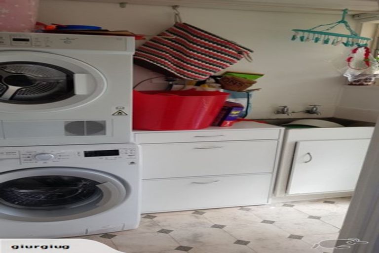 Photo of property in 1/10 Ayton Drive, Totara Vale, Auckland, 0629