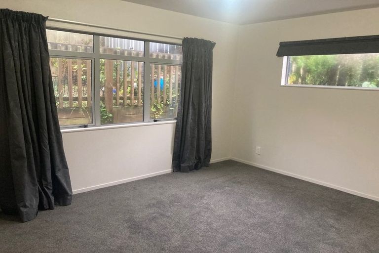 Photo of property in 6b Warrington Grove, Newlands, Wellington, 6037