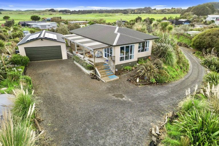 Photo of property in 24 Strathnaver Glen, Waikawa Beach, Levin, 5573