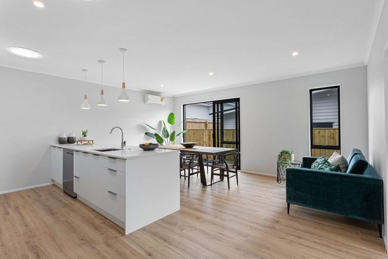 Photo of property in 11 Taikura Avenue, Red Beach, 0932