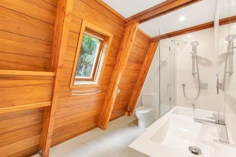 Photo of property in 36 Titirangi Beach Road, Titirangi, Auckland, 0604