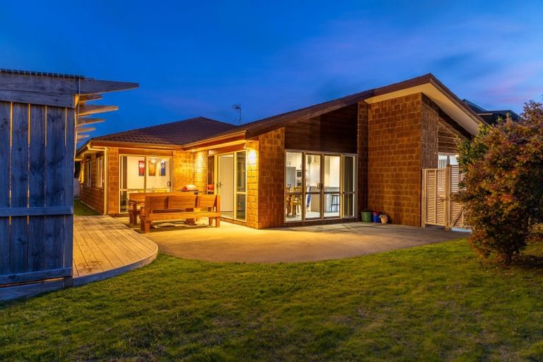 Photo of property in 28 Simpson Crescent, Raumati Beach, Paraparaumu, 5032