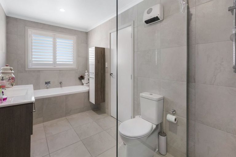 Photo of property in 86 Queen Charlotte Drive, Aotea, Porirua, 5024