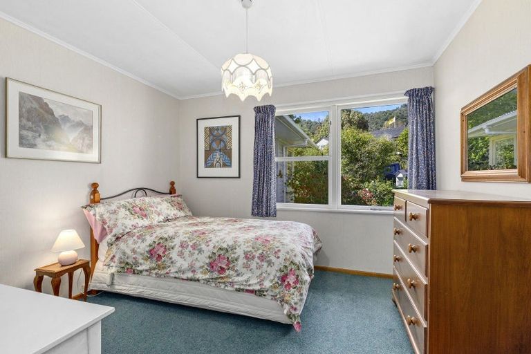 Photo of property in 16 Fendalton Crescent, Pinehaven, Upper Hutt, 5019