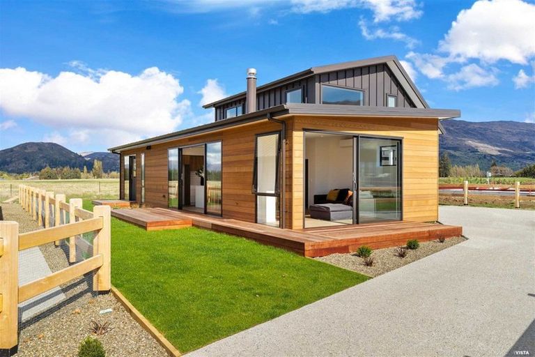 Photo of property in 6 Wallace Place, Wanaka, 9305