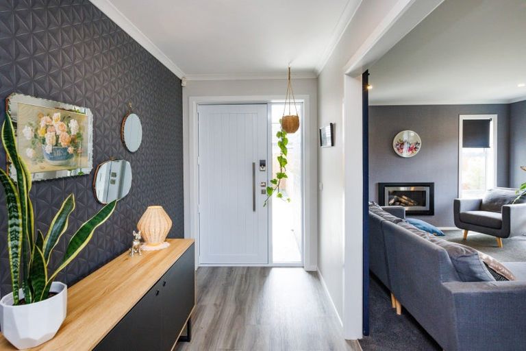 Photo of property in 120 Johnstone Drive, Fitzherbert, Palmerston North, 4410