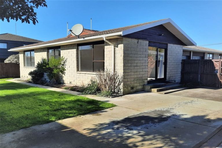 Photo of property in 2/115 Prestons Road, Redwood, Christchurch, 8051