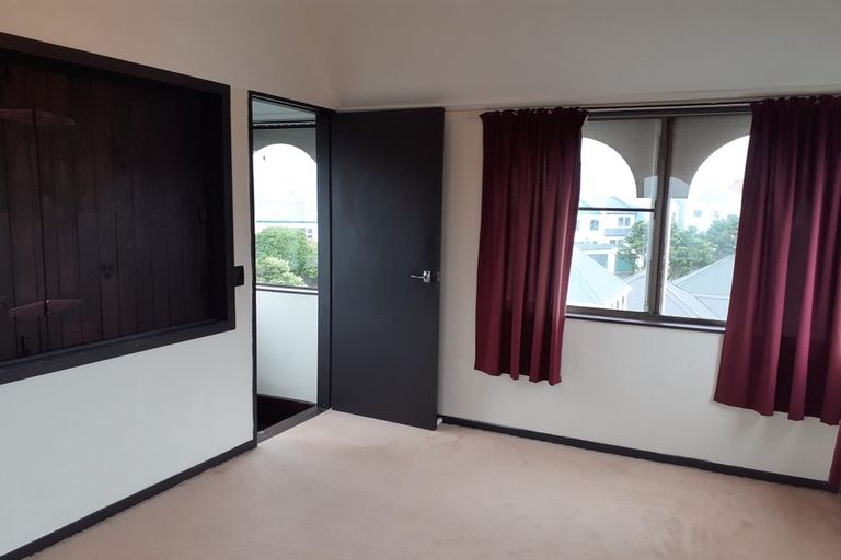 Photo of property in 140 Akaroa Drive, Maupuia, Wellington, 6022