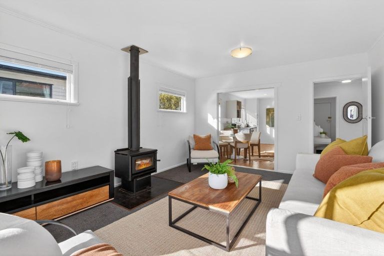Photo of property in 1/5 Woodall Place, Totara Vale, Auckland, 0627