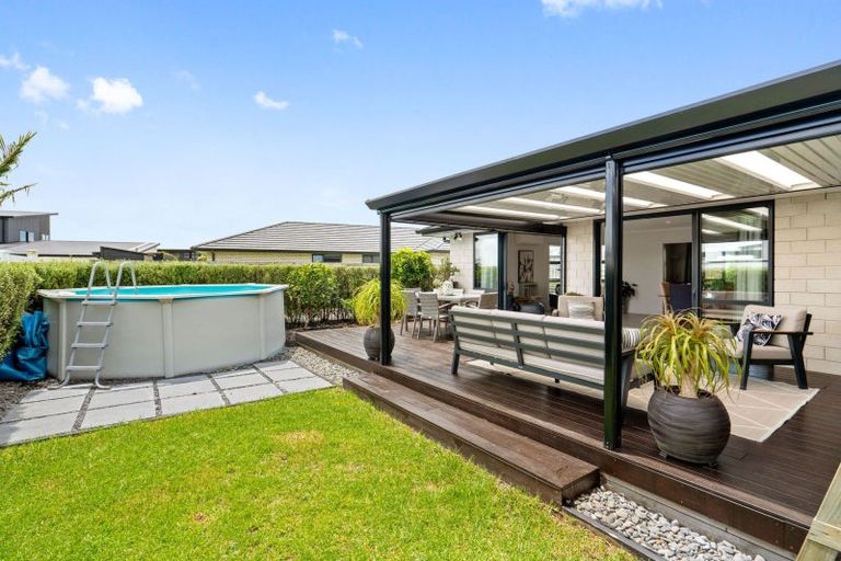 Photo of property in 32 Waitemata Drive, One Tree Point, 0118