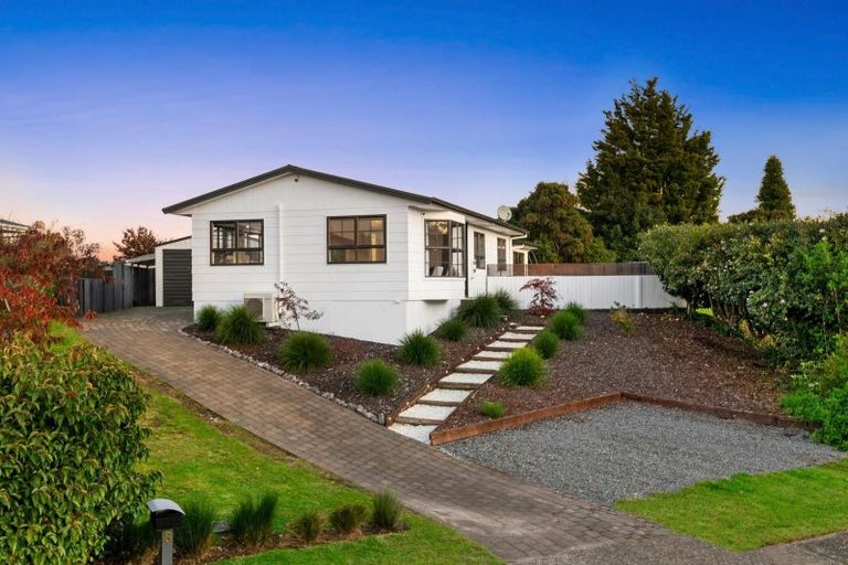 Photo of property in 8 Taurus Place, Kawaha Point, Rotorua, 3010