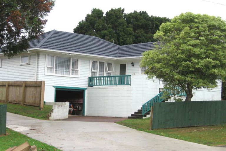 Photo of property in 3 Phelps Place, Glendene, Auckland, 0602