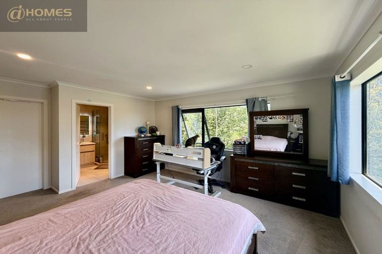 Photo of property in 70 Sungrove Rise, Sunnyvale, Auckland, 0612