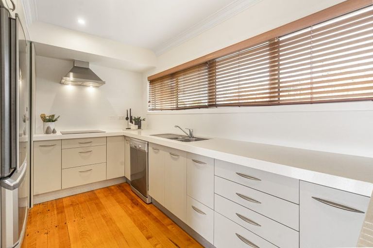 Photo of property in 2/29 Pupuke Road, Takapuna, Auckland, 0622