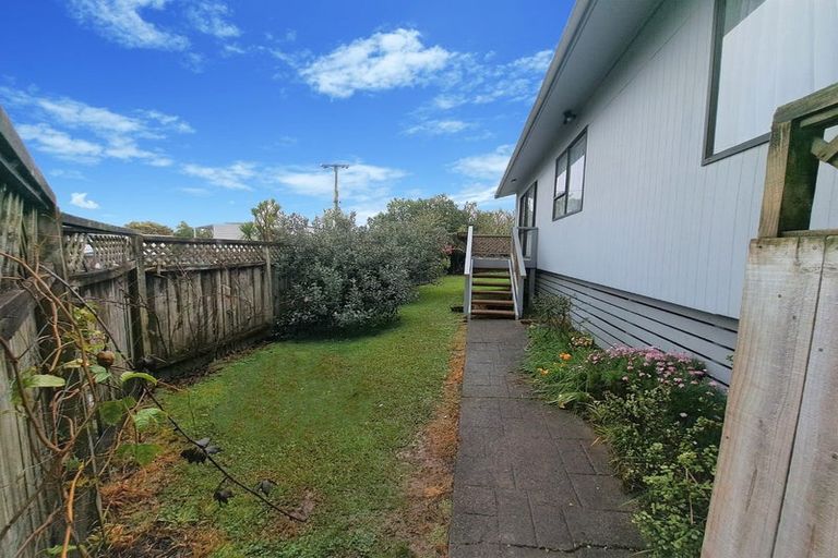 Photo of property in 1/133 View Road, Sunnyvale, Auckland, 0612