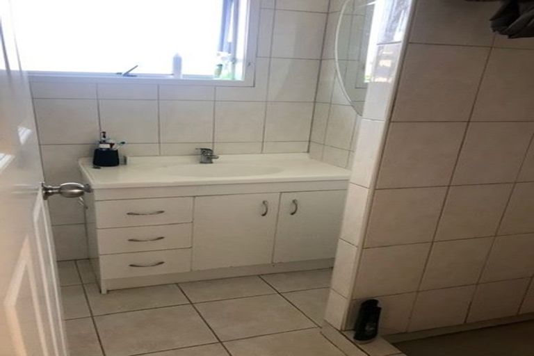 Photo of property in 18 Foyle Place, Glendene, Auckland, 0602