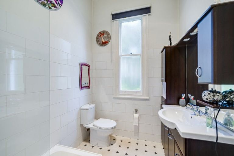 Photo of property in 4 Fitzroy Road, Bluff Hill, Napier, 4110