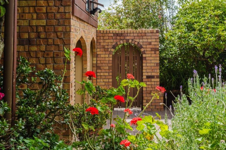 Photo of property in 11 Chelverton Terrace, Red Beach, 0932