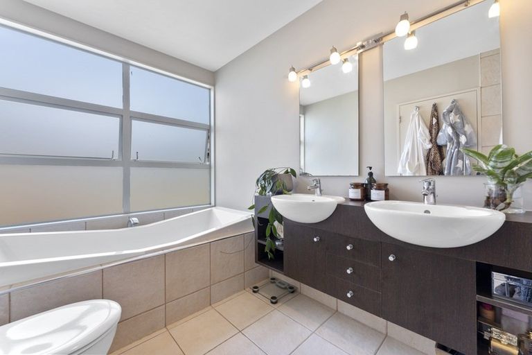 Photo of property in 19 Springdale Grove, Fitzherbert, Palmerston North, 4410