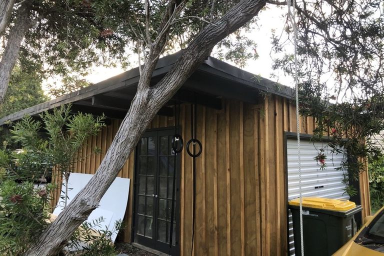 Photo of property in 130 Cliff View Drive, Green Bay, Auckland, 0604