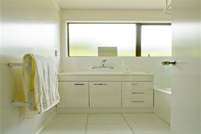 Photo of property in 19 Benita Place, Sunnyvale, Auckland, 0612