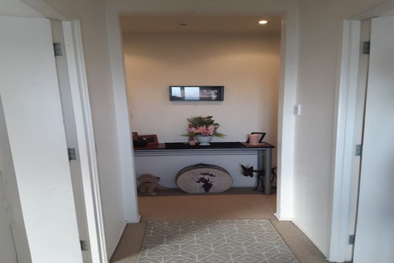 Photo of property in 2/5 Downing Street, Glenfield, Auckland, 0629