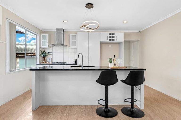 Photo of property in 22 Marvon Downs Avenue, Pakuranga Heights, Auckland, 2010