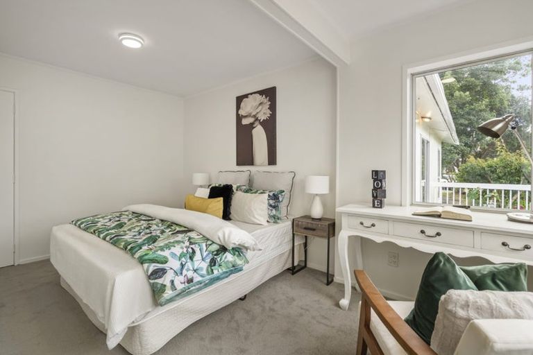 Photo of property in 38 Deverell Place, Northcross, Auckland, 0632