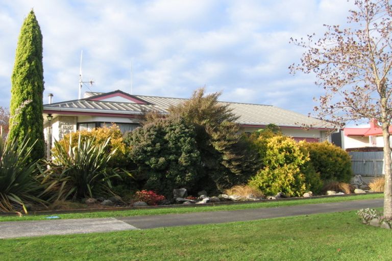Photo of property in 1 Pinedale Parade, Milson, Palmerston North, 4414