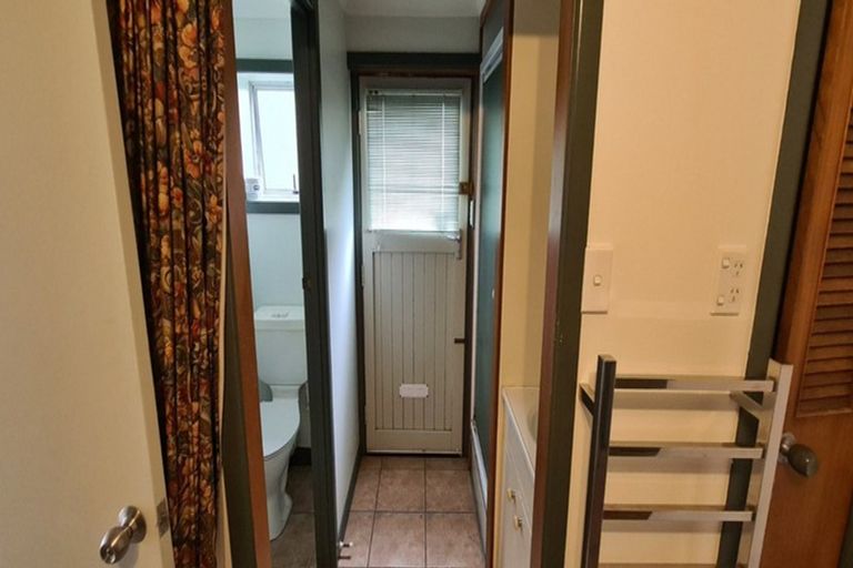 Photo of property in 48 Woodstock Road, Forrest Hill, Auckland, 0620