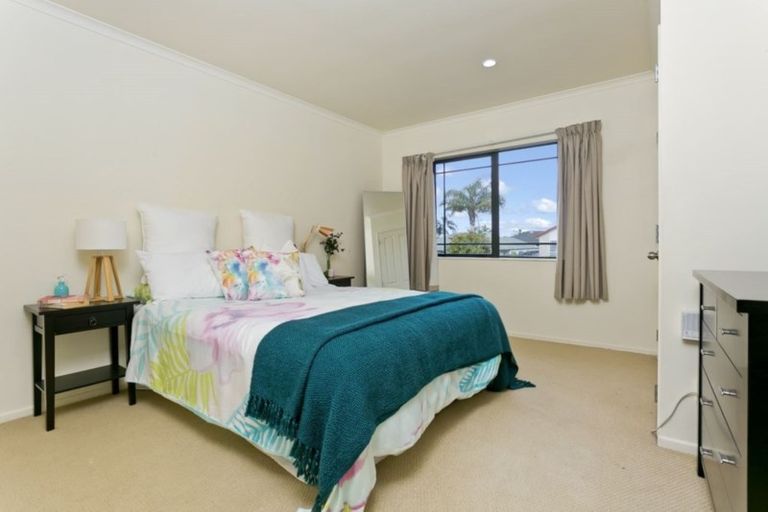 Photo of property in 1 Black Teal Close, Unsworth Heights, Auckland, 0632