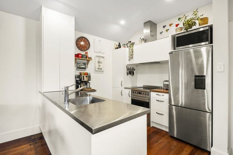 Photo of property in 18 Apu Crescent, Lyall Bay, Wellington, 6022