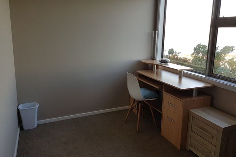 Photo of property in 6b Sunhaven Drive, Newlands, Wellington, 6037