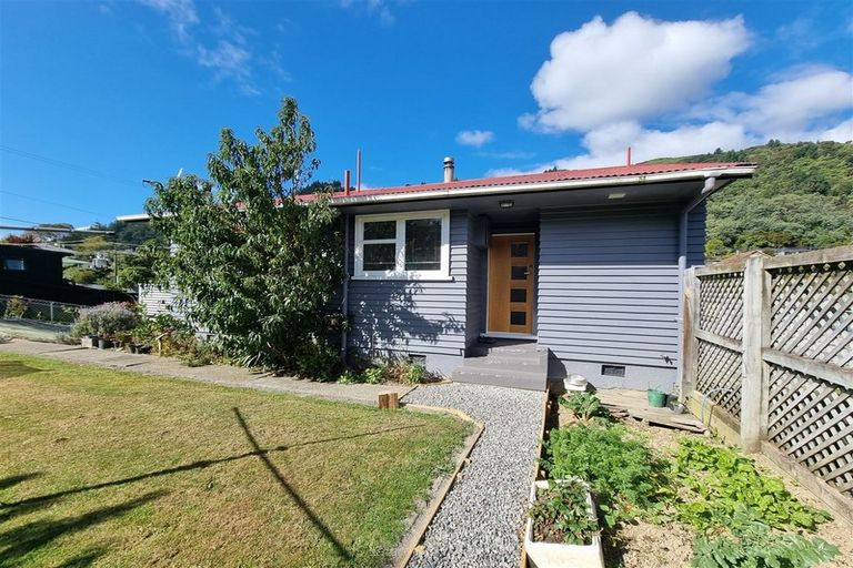 Photo of property in 103 Waikawa Road, Picton, 7220