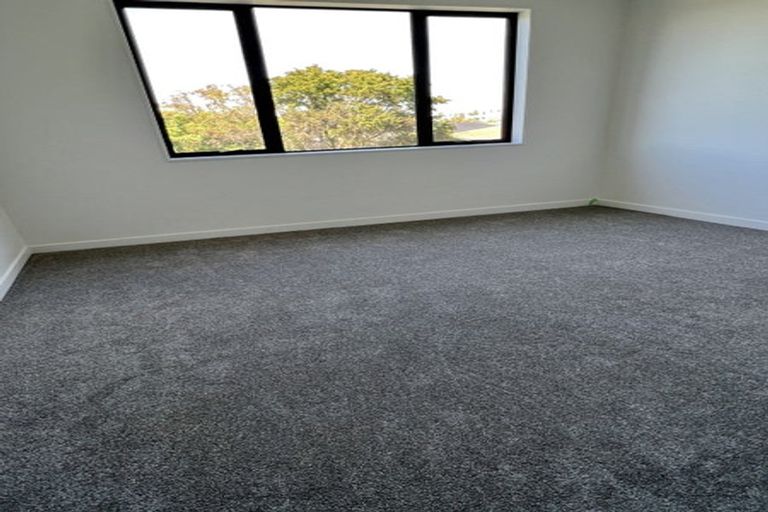 Photo of property in 2 Fiesta Drive, Half Moon Bay, Auckland, 2012