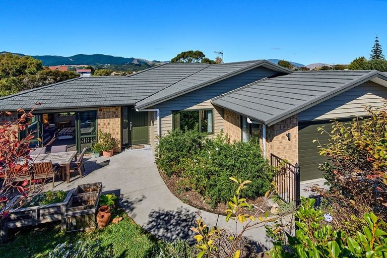 Photo of property in 6 Simpson Crescent, Raumati Beach, Paraparaumu, 5032